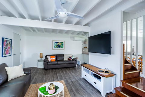Wayfarers Beachouse - Rainbow Beach, Everything You Need, Just Metres To The Beach - Kingaroy Accommodation 2