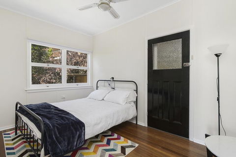 Whitecaps, 26 East Street - Kingaroy Accommodation 2