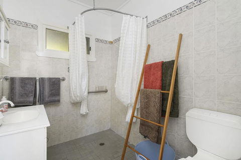 Whitecaps, 26 East Street - Kingaroy Accommodation 3