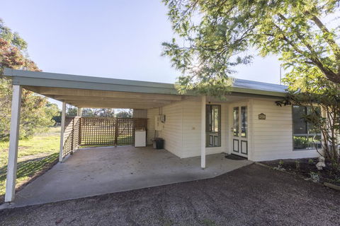 Woongara Cottage - Pet Friendly Country Retreat - Kingaroy Accommodation 3
