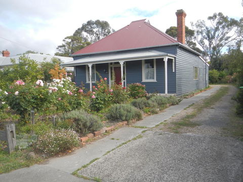 Yarram Cottage: Art And Accommodation - Kingaroy Accommodation 1