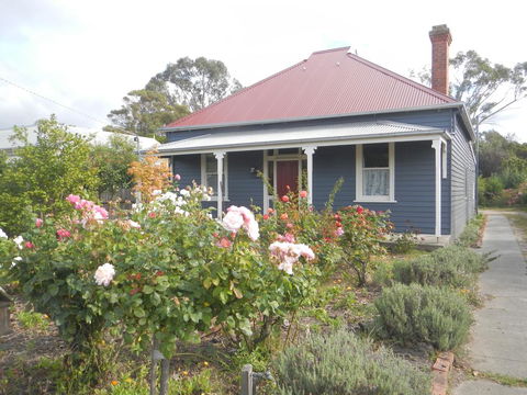Yarram Cottage: Art And Accommodation - Kingaroy Accommodation 0