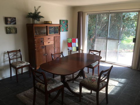 Yarram Cottage: Art And Accommodation - Kingaroy Accommodation 3