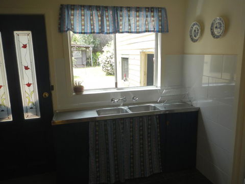 Yarram Cottage: Art And Accommodation - Kingaroy Accommodation 2