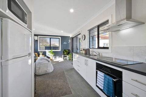 Zoo Villas: Villa Giraffe - Central Wynyard - Kingaroy Accommodation 1