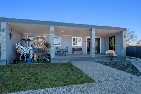 Zoo Villas: Villa Giraffe - Central Wynyard - Kingaroy Accommodation 2