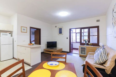 B3 Crawley Apartment 1 BRM & Sleepout Near UWA - Kingaroy Accommodation 2