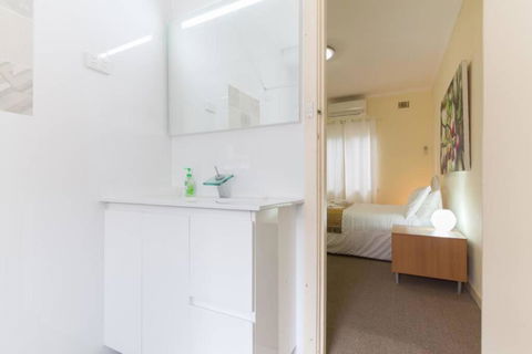 B5 Crawley Apartment 1 BRM & Sleepout Near UWA - Kingaroy Accommodation 2