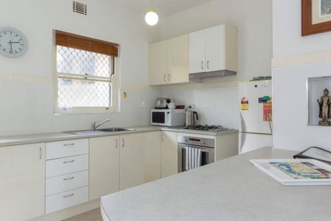B6 Crawley Apartment 1 BRM & Sleepout Near UWA - Kingaroy Accommodation 3