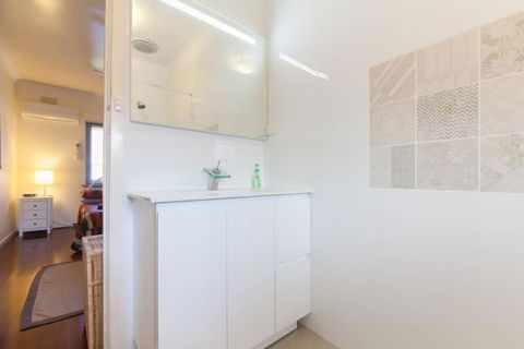 B7 Crawley Apartment 1 BRM & Sleepout Near UWA - Kingaroy Accommodation 0