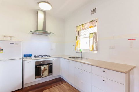 B8 Crawley Apartment 1 BRM & Sleepout Near UWA - Kingaroy Accommodation 2
