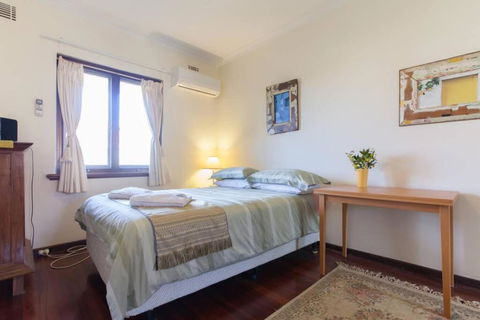 B8 Crawley Apartment 1 BRM & Sleepout Near UWA - Kingaroy Accommodation 3