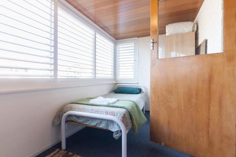 B8 Crawley Apartment 1 BRM & Sleepout Near UWA - Kingaroy Accommodation 4