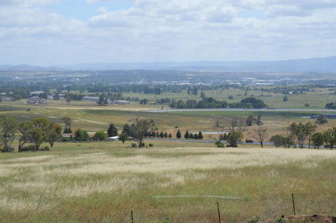 BATHURST GOLDFIELDS RESIDENCE On MOUNT PANORAMA - Kingaroy Accommodation 4