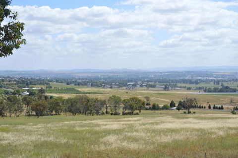 BATHURST GOLDFIELDS RESIDENCE On MOUNT PANORAMA - Kingaroy Accommodation 1