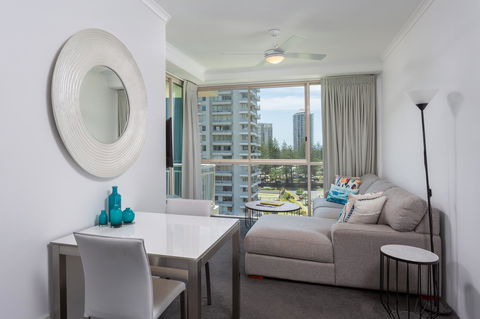 Maldives Resort Main Beach, Gold Coast - Kingaroy Accommodation 11