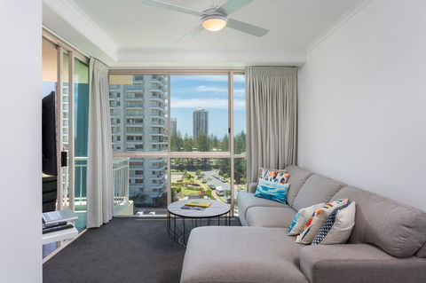 Maldives Resort Main Beach, Gold Coast - Kingaroy Accommodation 12