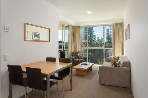 Maldives Resort Main Beach, Gold Coast - Kingaroy Accommodation 4