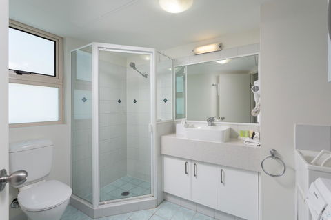 Maldives Resort Main Beach, Gold Coast - Kingaroy Accommodation 22