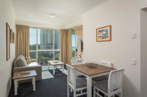 Maldives Resort Main Beach, Gold Coast - Kingaroy Accommodation 9