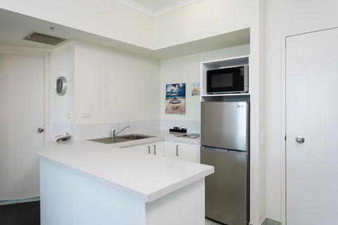 Maldives Resort Main Beach, Gold Coast - Kingaroy Accommodation 24