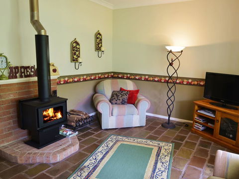 Apple Tree Cottage Montville - Kingaroy Accommodation 4