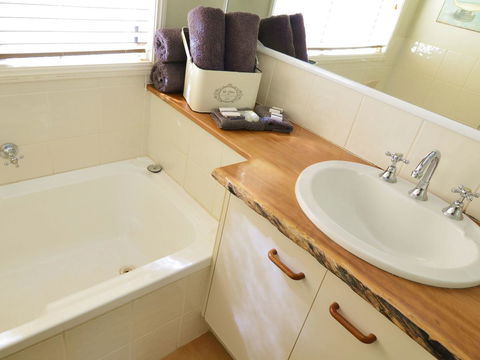Apple Tree Cottage Montville - Kingaroy Accommodation 10