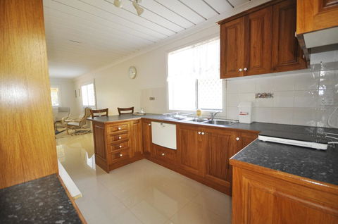 Ocean Wave - Kingaroy Accommodation 7