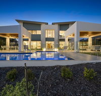 Luxury Canal Front Holiday House - Kingaroy Accommodation