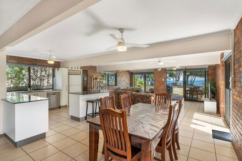 Bribie Beach House - Kingaroy Accommodation 9
