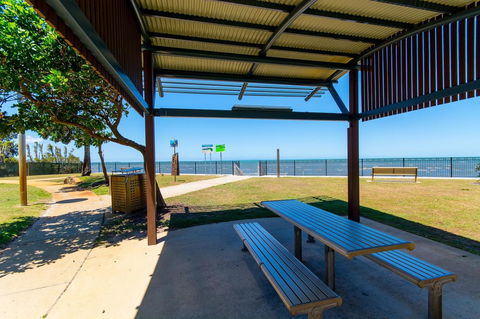 Waterviews,Pool, Wifi Its All Here !- Welsby Pde, Bongaree - Kingaroy Accommodation 18