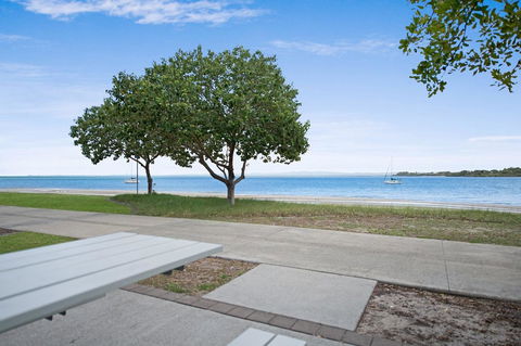 Waterviews,Pool, Wifi Its All Here !- Welsby Pde, Bongaree - Kingaroy Accommodation 20