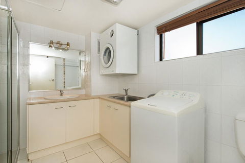 Waterviews,Pool, Wifi Its All Here !- Welsby Pde, Bongaree - Kingaroy Accommodation 9