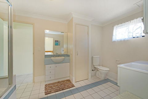Quiet Location Across From Waterfront - South Esp, Bongaree - Kingaroy Accommodation 5