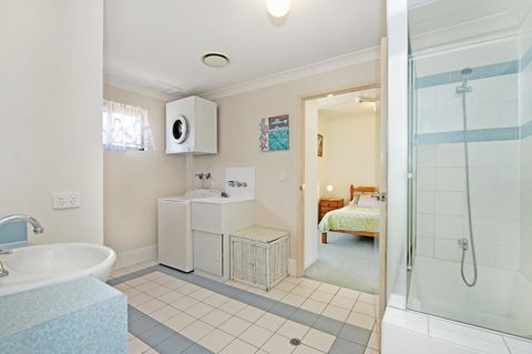 Quiet Location Across From Waterfront - South Esp, Bongaree - Kingaroy Accommodation 15