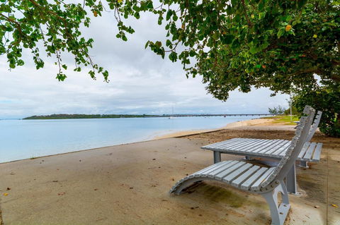 Fishing And Swimming At Your Doorstep - Sylvan Beach Esp, Bellara - Kingaroy Accommodation 1