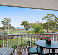 Huge top floor unit across the road....Waterfront - Kingaroy Accommodation