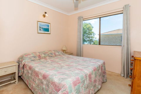 Water Views - Top Floor -Clearview Apartments South Esp, Bongaree - Kingaroy Accommodation 3