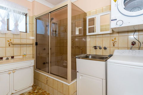 Water Views - Top Floor -Clearview Apartments South Esp, Bongaree - Kingaroy Accommodation 9