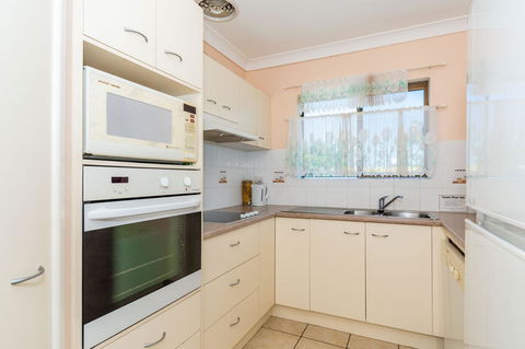 Water Views - Top Floor -Clearview Apartments South Esp, Bongaree - Kingaroy Accommodation 6