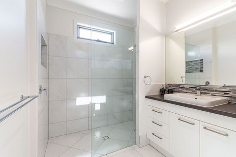 Stunning Canal Home Oh So Close To The Waterfront - Kingaroy Accommodation 7