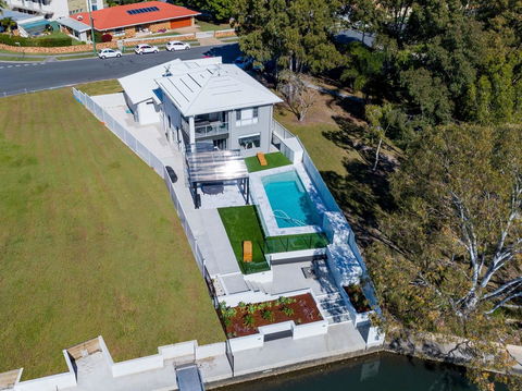 Stunning Canal Home Oh So Close To The Waterfront - Kingaroy Accommodation 0