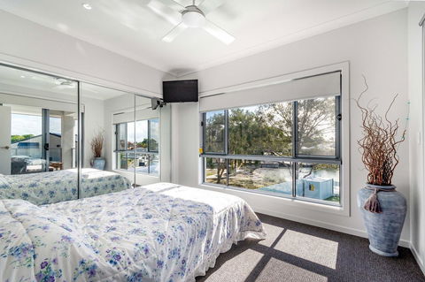 Stunning Canal Home Oh So Close To The Waterfront - Kingaroy Accommodation 6