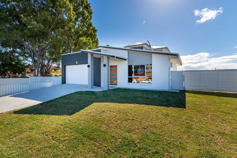 Stunning Canal Home Oh So Close To The Waterfront - Kingaroy Accommodation 4