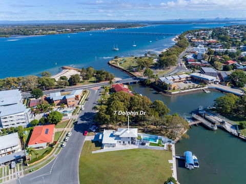 Stunning Canal Home Oh So Close To The Waterfront - Kingaroy Accommodation 17