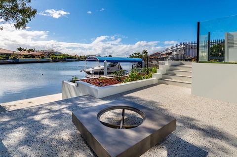 Stunning Canal Home Oh So Close To The Waterfront - Kingaroy Accommodation 18