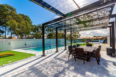 Stunning Canal Home Oh So Close To The Waterfront - Kingaroy Accommodation 3