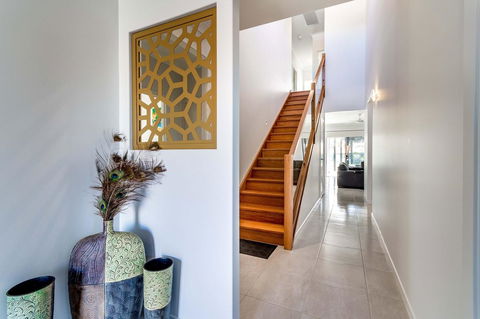 Stunning Canal Home Oh So Close To The Waterfront - Kingaroy Accommodation 11