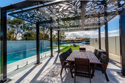 Stunning Canal Home Oh So Close To The Waterfront - Kingaroy Accommodation 9