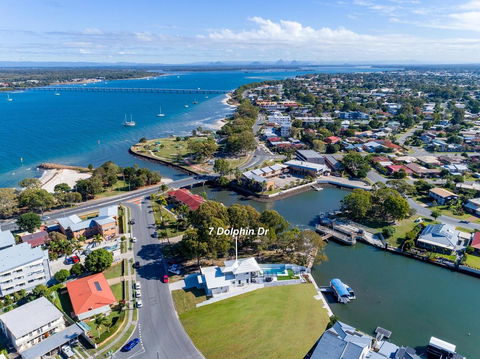Stunning Canal Home Oh So Close To The Waterfront - Kingaroy Accommodation 13